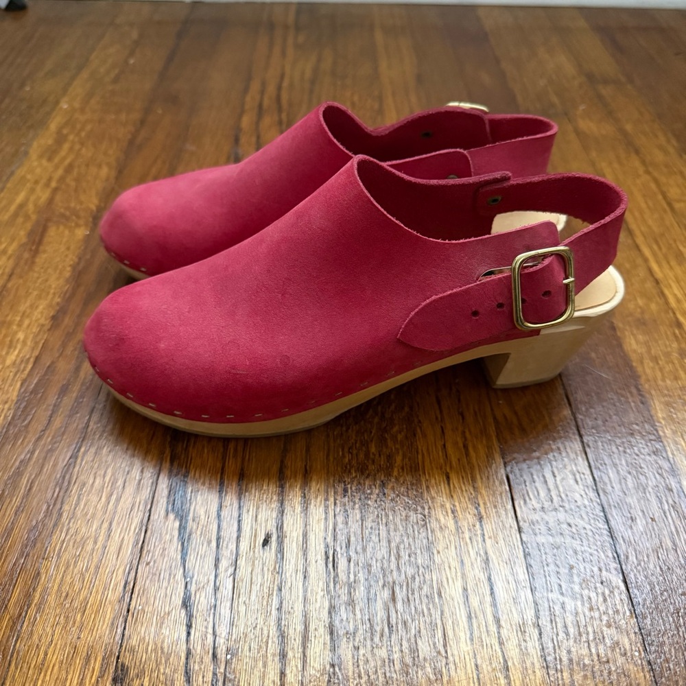 Bryr Suzie Closed Toe Clogs in Azalea